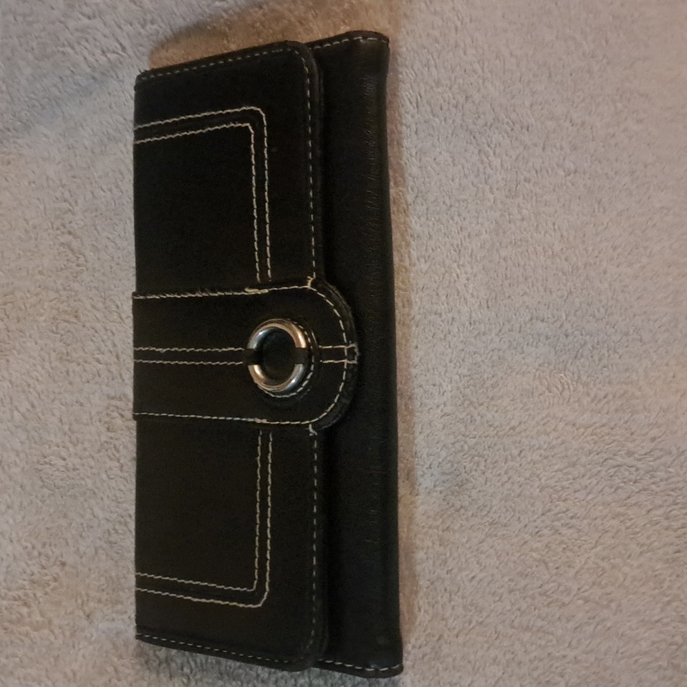 🎬Ladies Black Fux Leather Wallet with Contrast Stitching and Silver Ring Detail